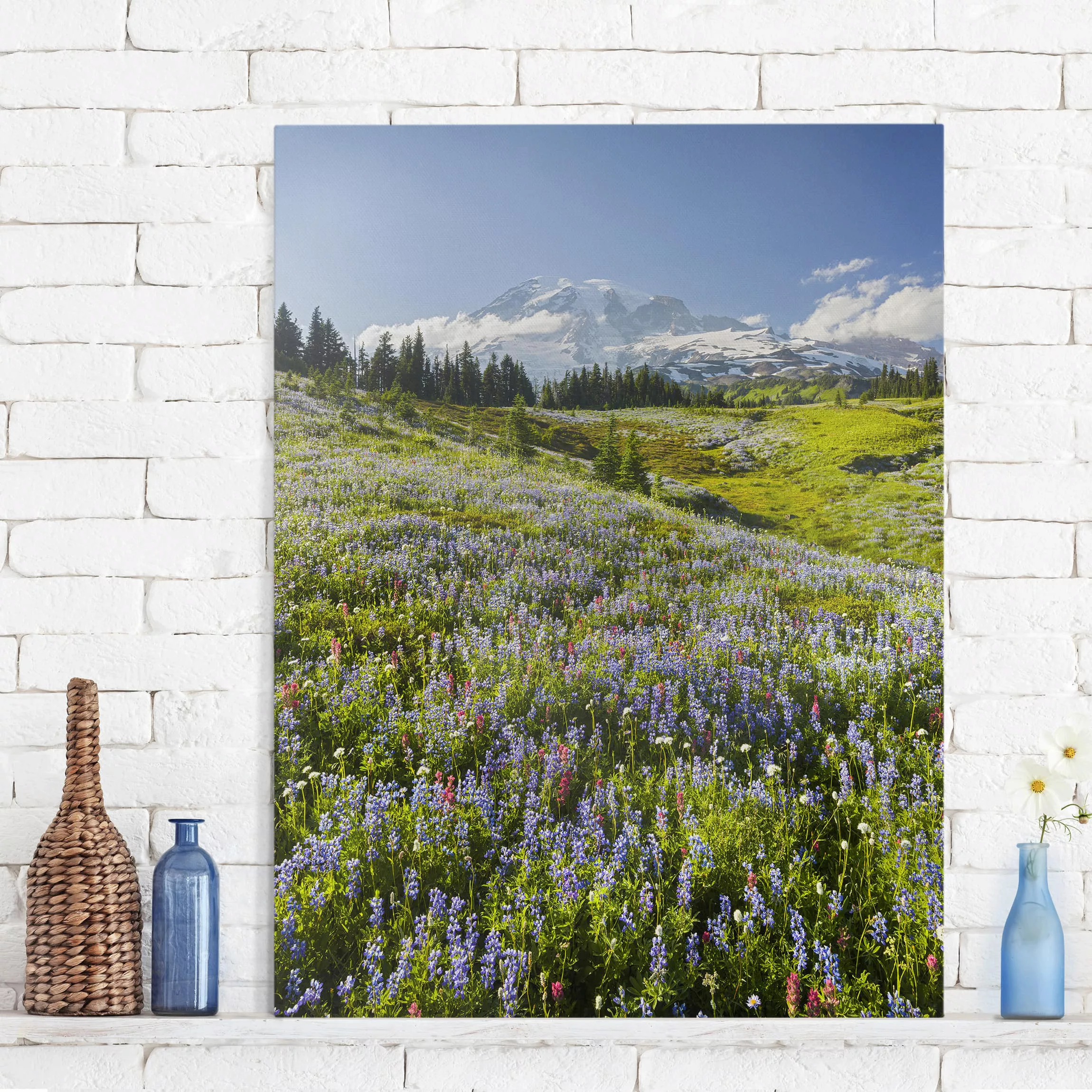 Leinwandbild Berg - Hochformat Bergwiese mit roten Blumen vor Mt. Rainier günstig online kaufen