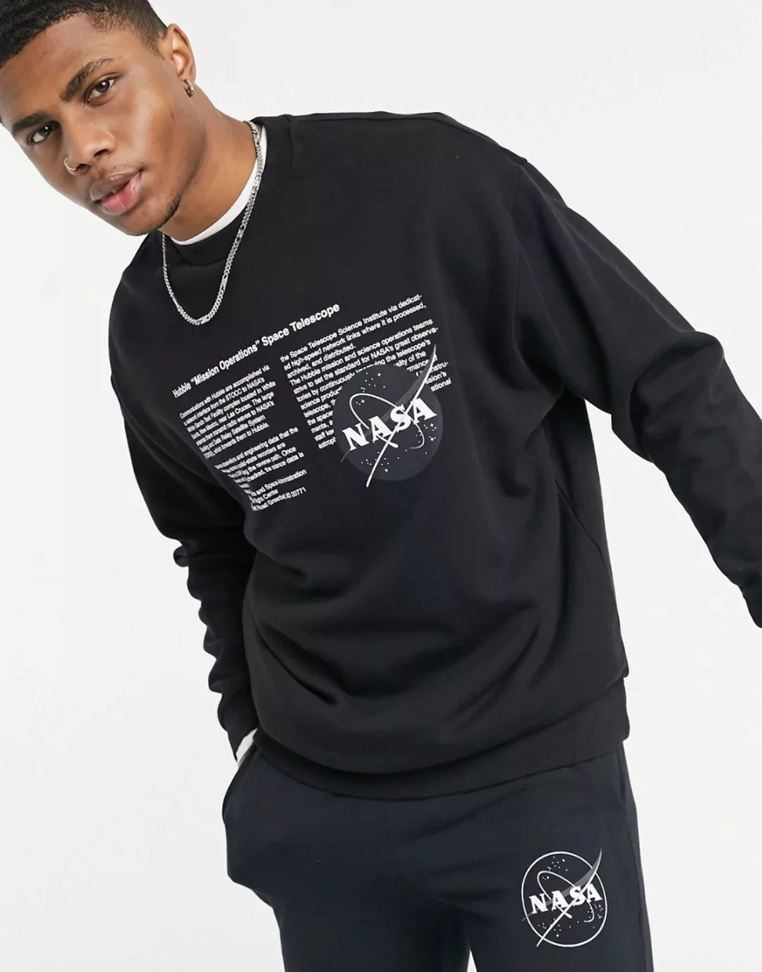 ASOS DESIGN – Nasa – Oversize-Sweatshirt mit Rundhalsausschnitt in Schwarz günstig online kaufen