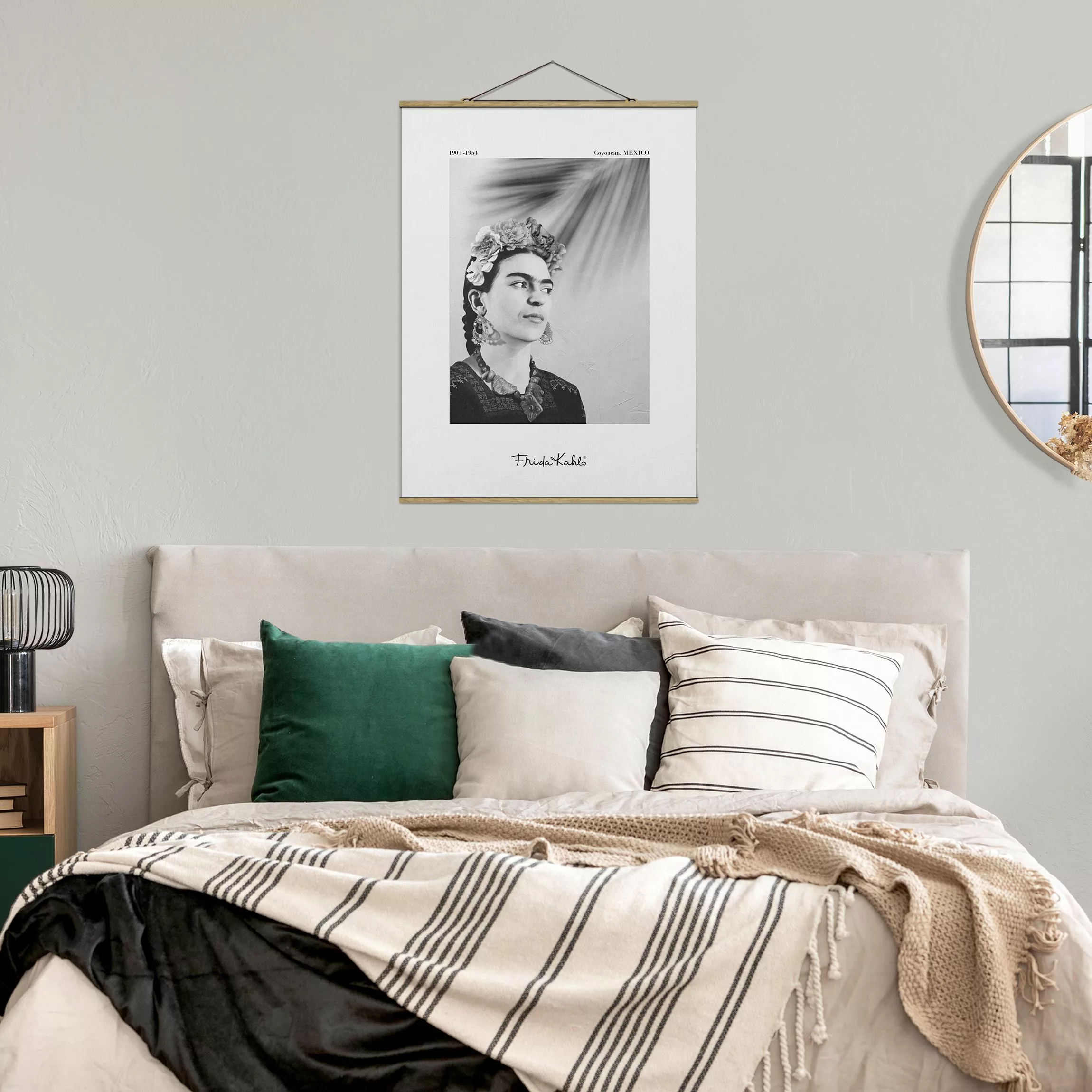 Stoffbild mit Posterleisten Frida Kahlo Portrait mit Schmuck günstig online kaufen