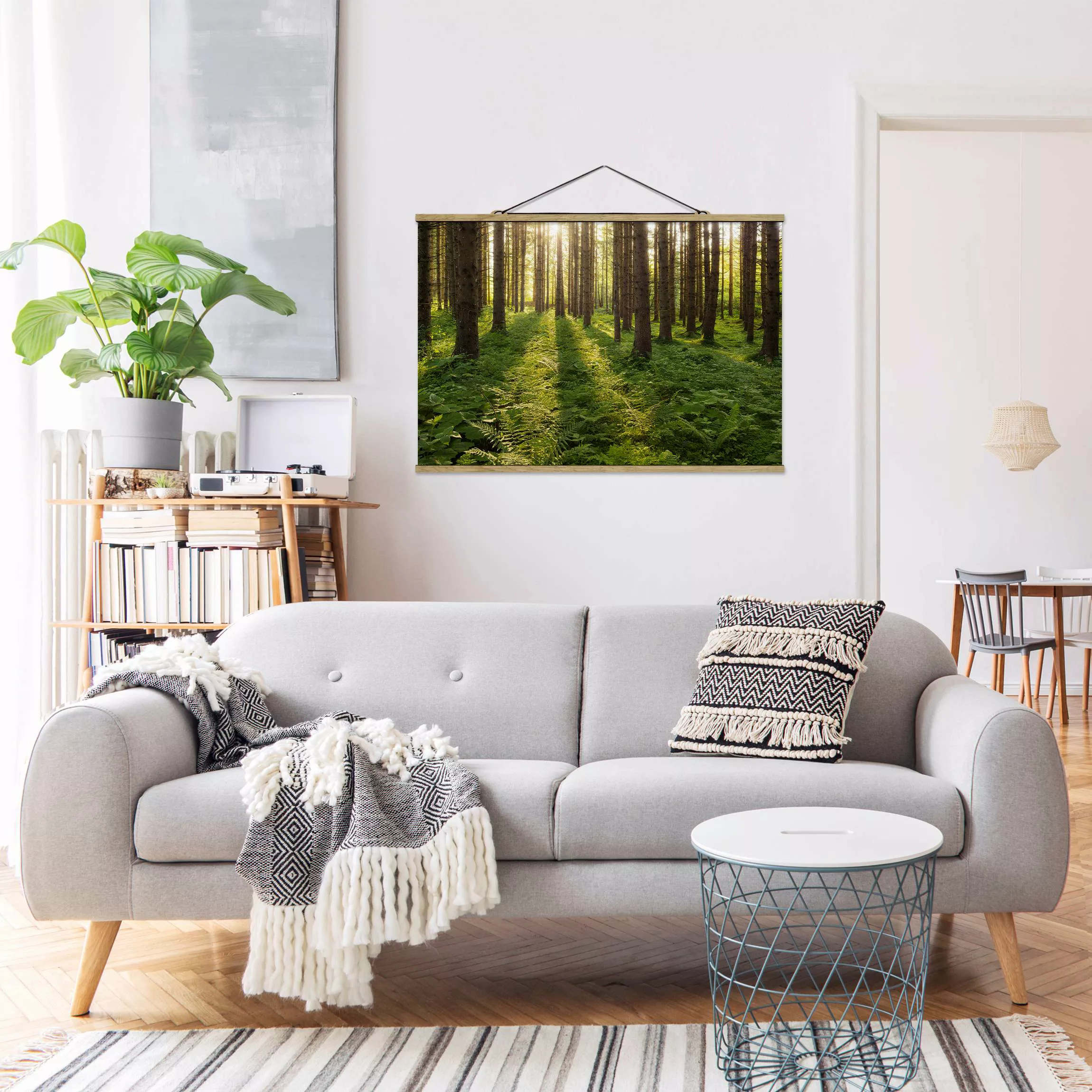 Stoffbild Wald mit Posterleisten - Querformat Sonnenstrahlen in grünem Wald günstig online kaufen
