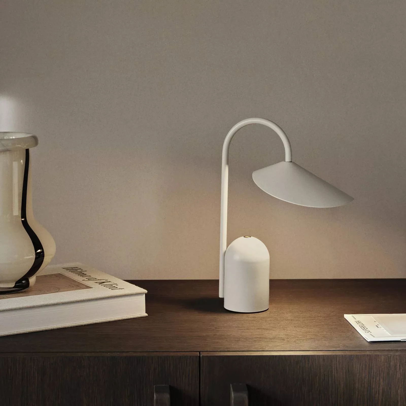 ferm LIVING LED-Akku-Tischleuchte Arum, beige, dimmbar, IP44 günstig online kaufen