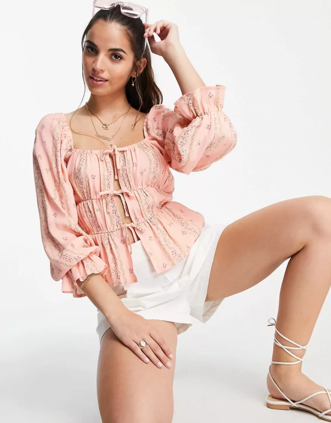 Miss Selfridge – Bluse mit Schnürung vorne und geblümtem Tapetenmuster im S günstig online kaufen