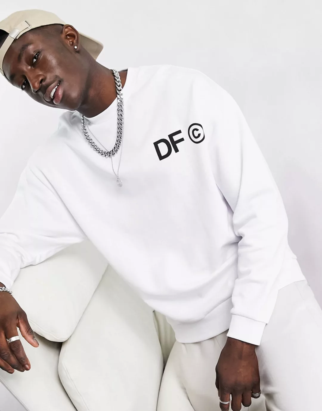 ASOS Dark Future – Sweatshirt in Weiß mit Print auf der Brust günstig online kaufen