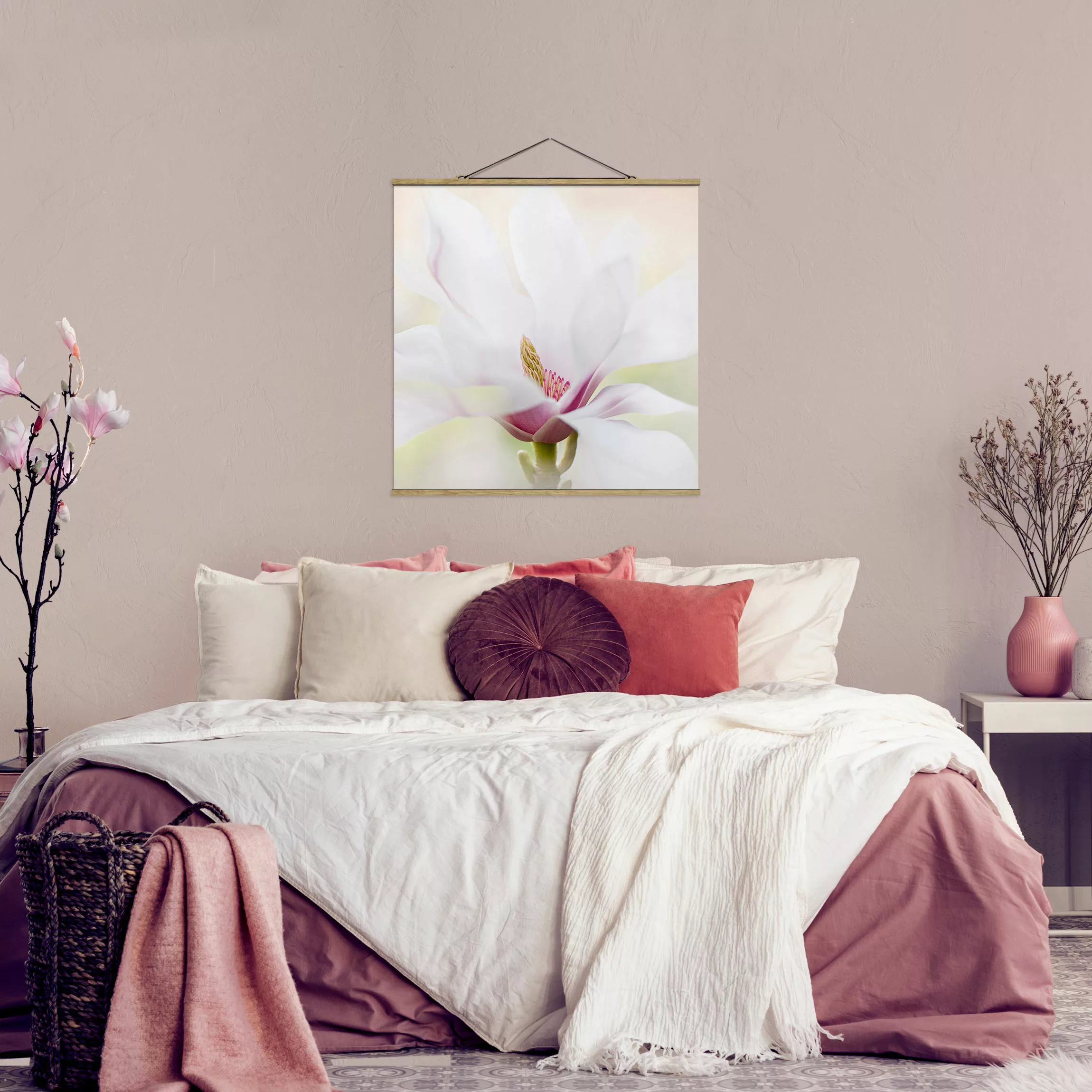 Stoffbild Blumen mit Posterleisten - Quadrat Zarte Magnolienblüte günstig online kaufen