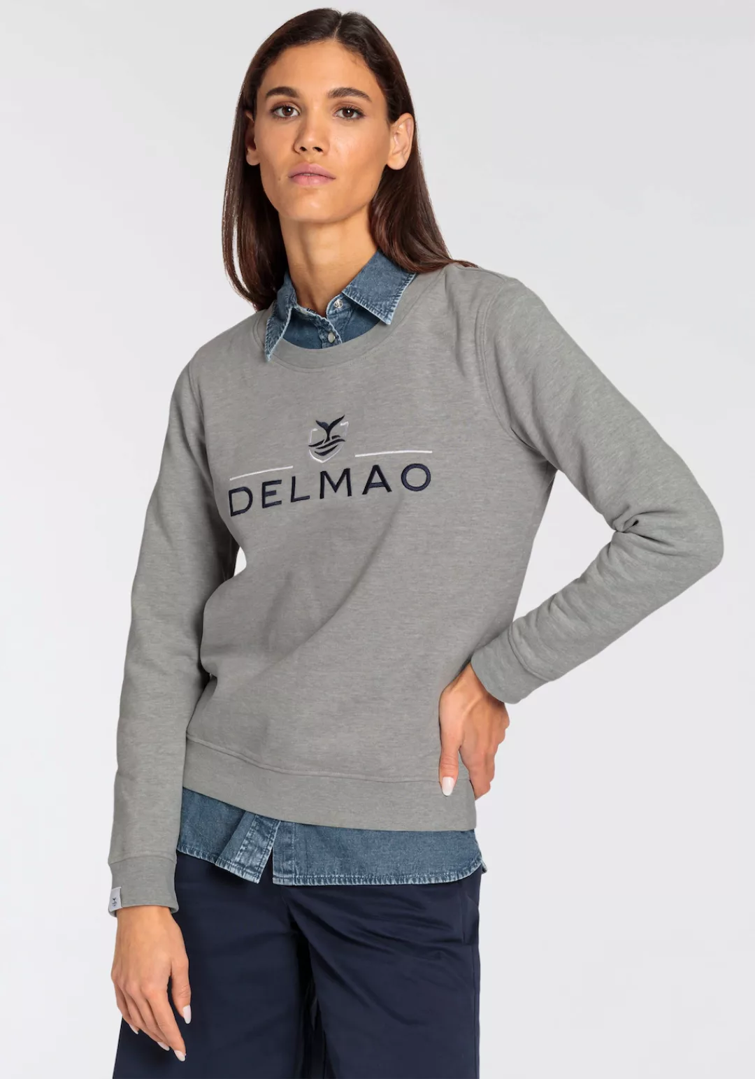 DELMAO Sweatshirt, mit edler erhabener Stickerei günstig online kaufen