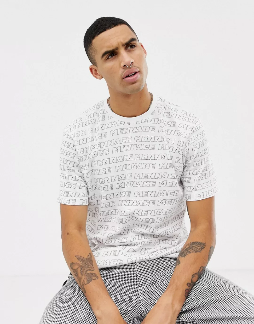 Mennace – Oversize-T-Shirt mit Logomuster-Weiß günstig online kaufen