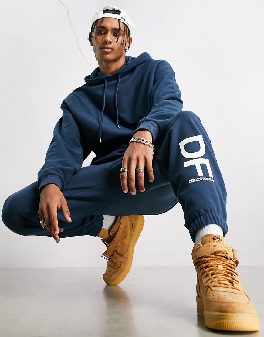 ASOS – Dark Future – Legere Jogginghose aus Polarfleece in Marineblau mit g günstig online kaufen