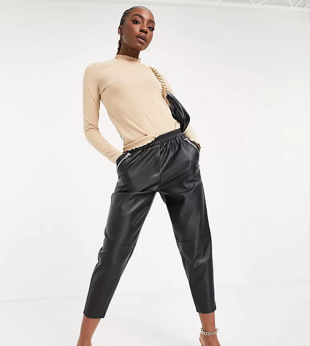 Vero Moda Tall – Geripptes, hochgeschlossenes Oberteil in Camel-Neutral günstig online kaufen