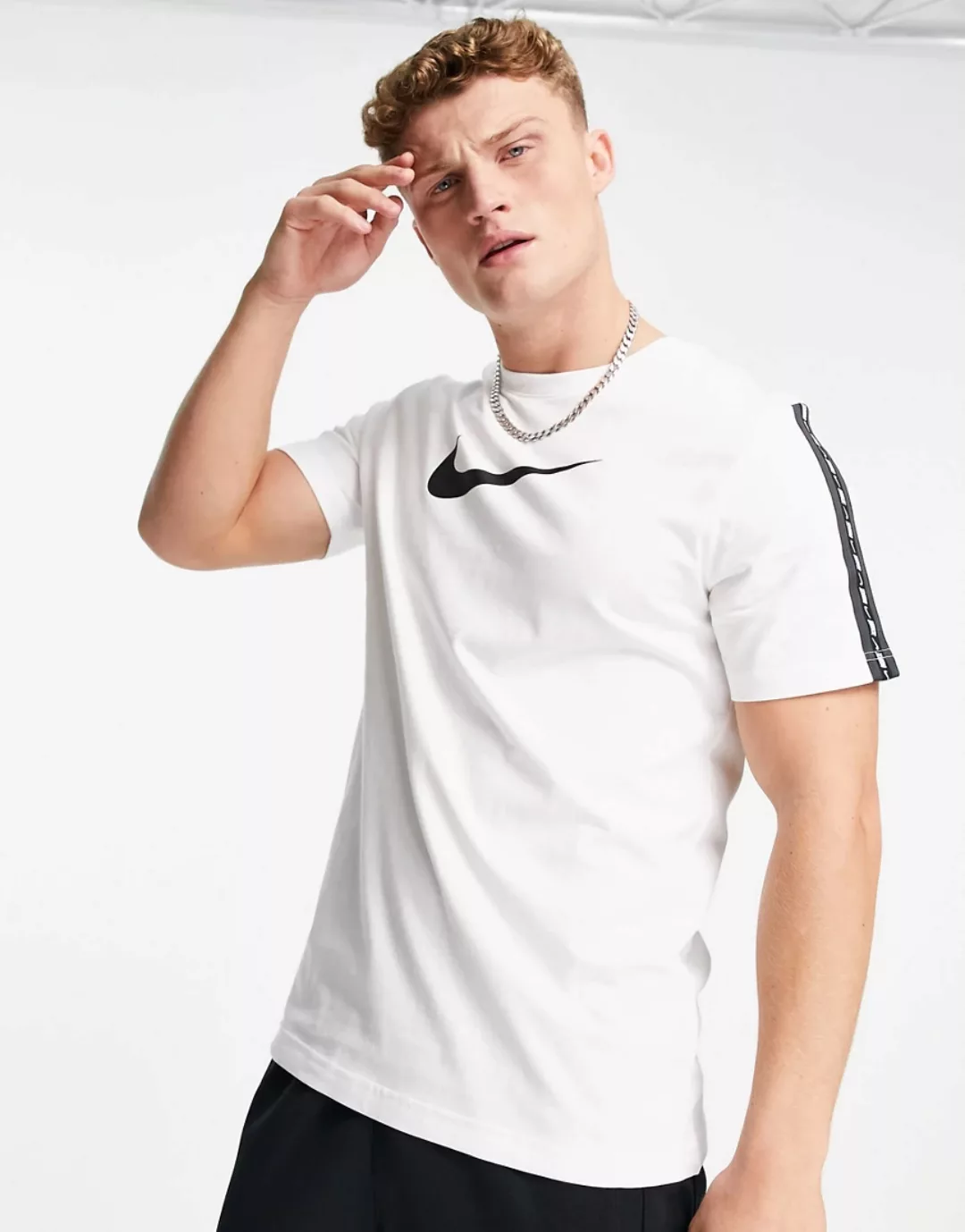 Nike – Repeat – T-Shirt in Weiß mit Zierstreifen und Swoosh-Logo günstig online kaufen