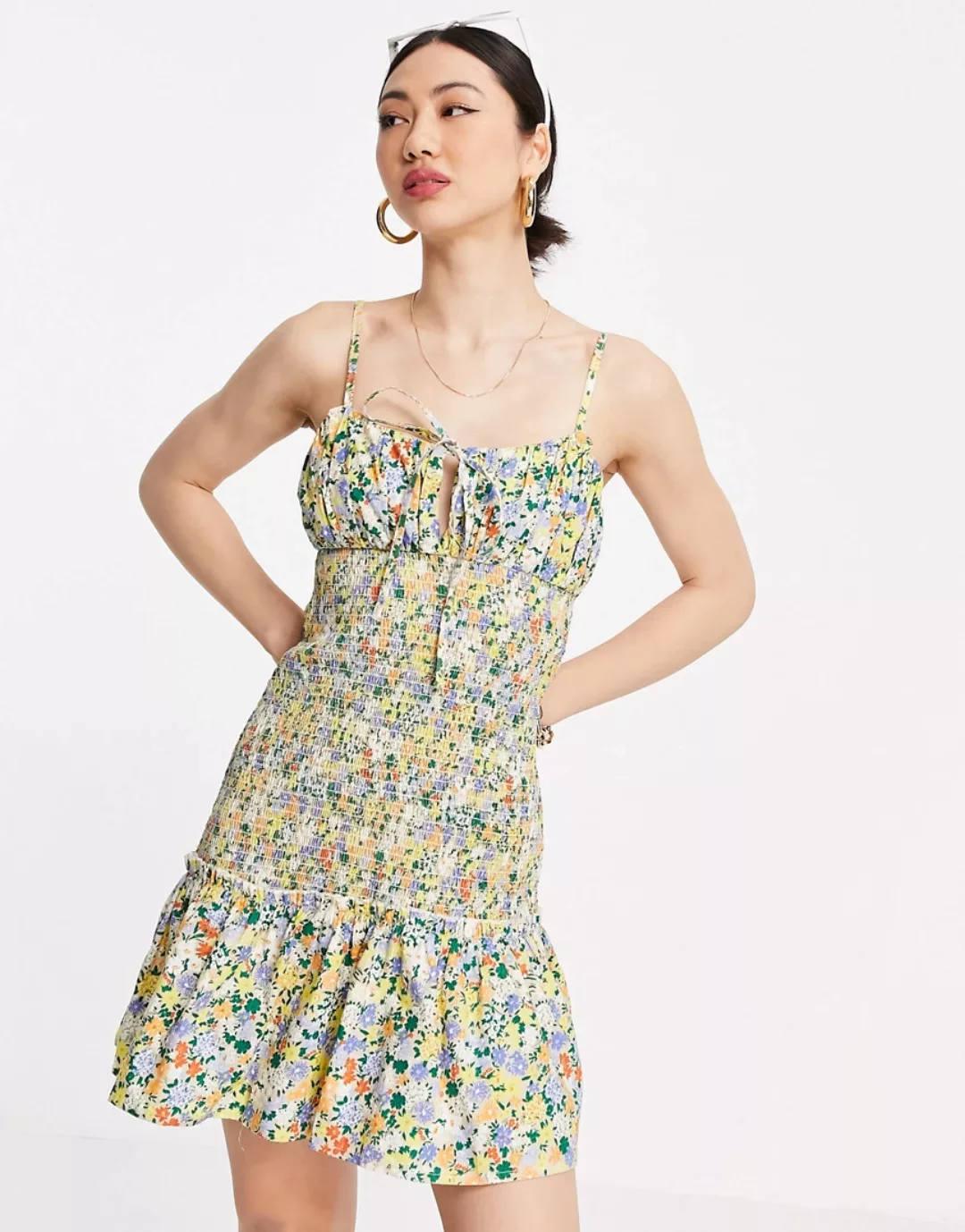 ASOS DESIGN – Geblümtes Mini-Sommerkleid mit Camisole-Trägern und geraffter günstig online kaufen