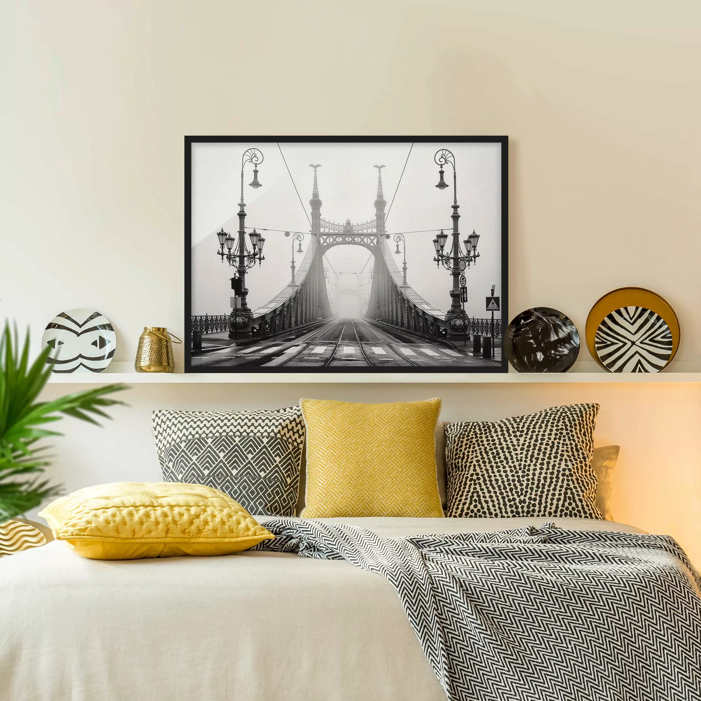 Bild mit Rahmen Architektur & Skyline - Querformat Brücke in Budapest günstig online kaufen