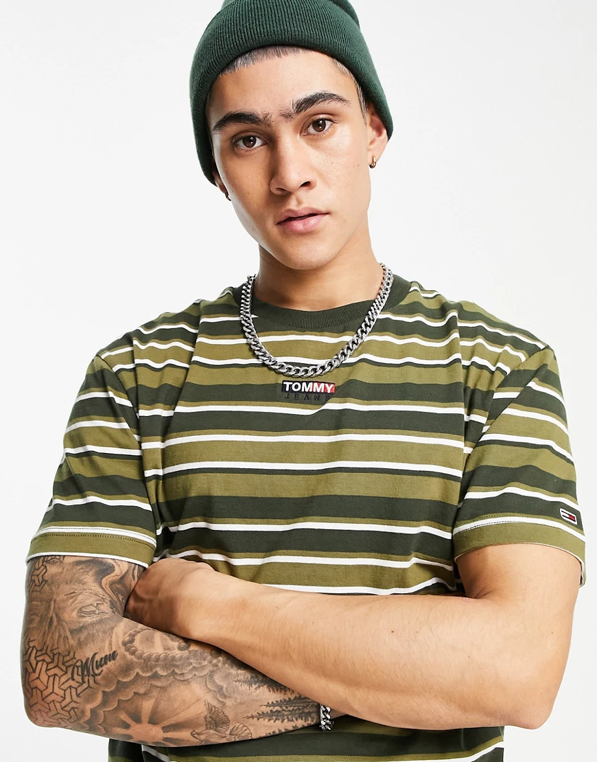 Tommy Jeans – T-Shirt in Grün mit Streifen und mittigem Flaggenlogo günstig online kaufen