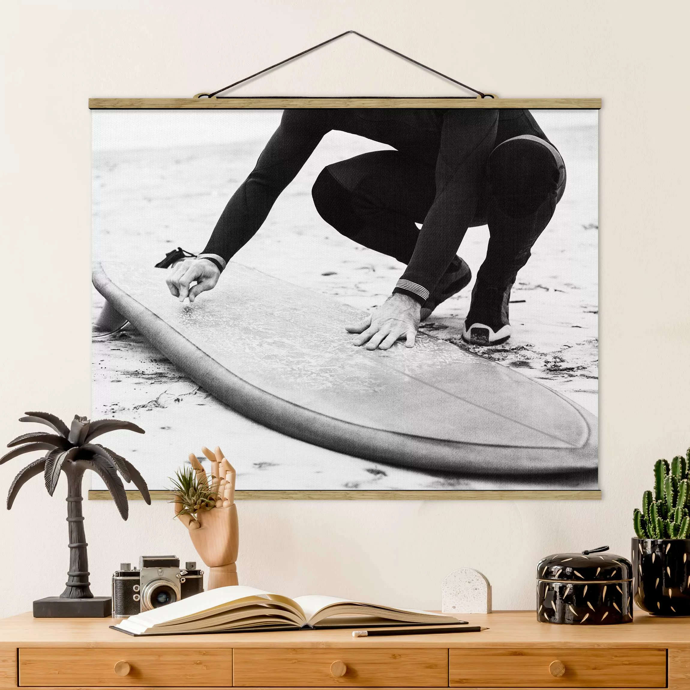 Stoffbild mit Posterleisten Wachsen des Surfboards günstig online kaufen