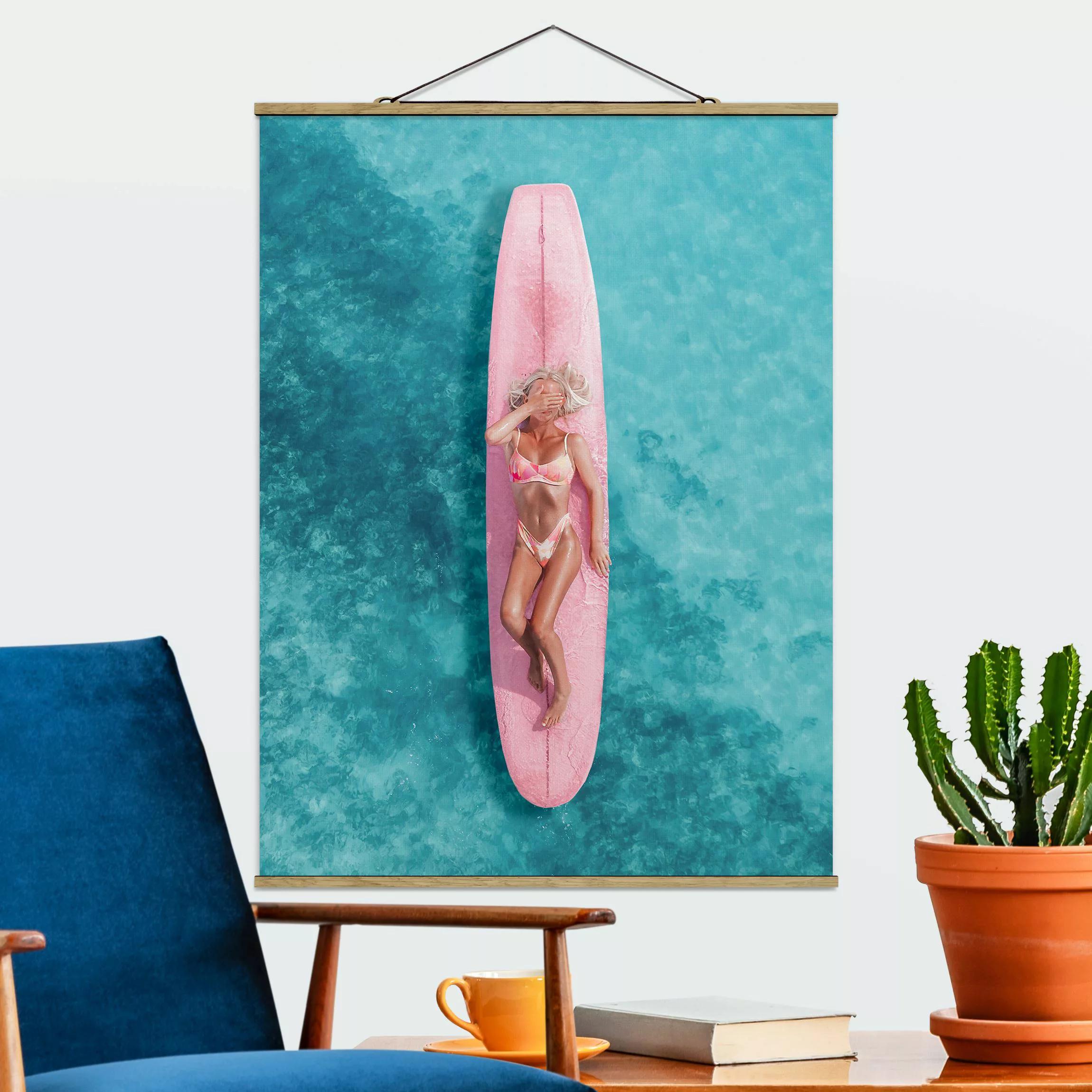Stoffbild mit Posterleisten Surfergirl auf Rosa Board günstig online kaufen