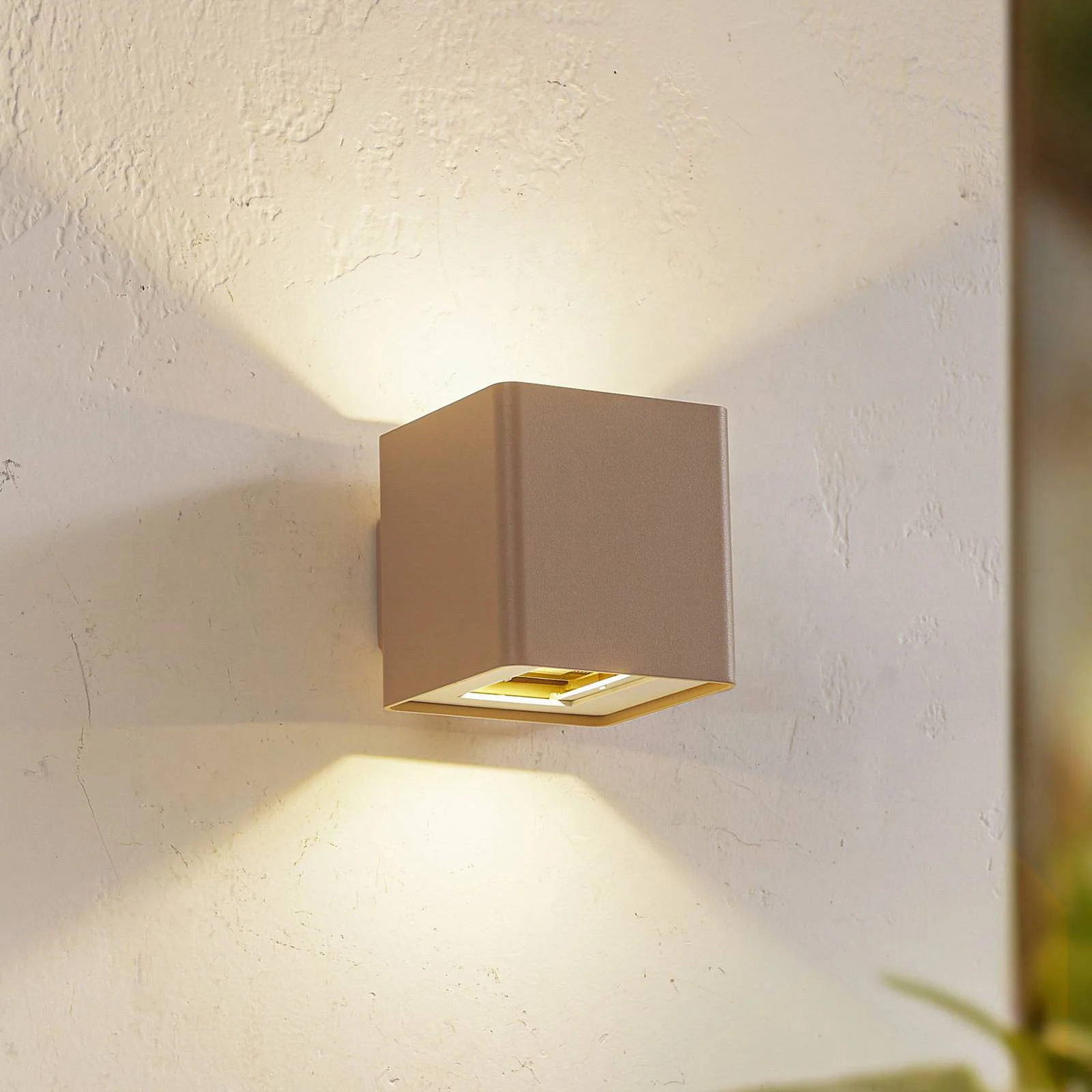 Lucande LED-Außenwandleuchte Aaron, beige, Alu, up/down günstig online kaufen