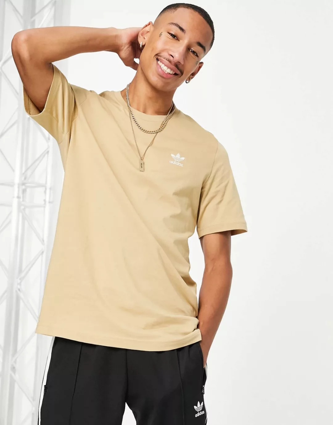 adidas Originals – Essential – T-Shirt in Beige-Neutral günstig online kaufen