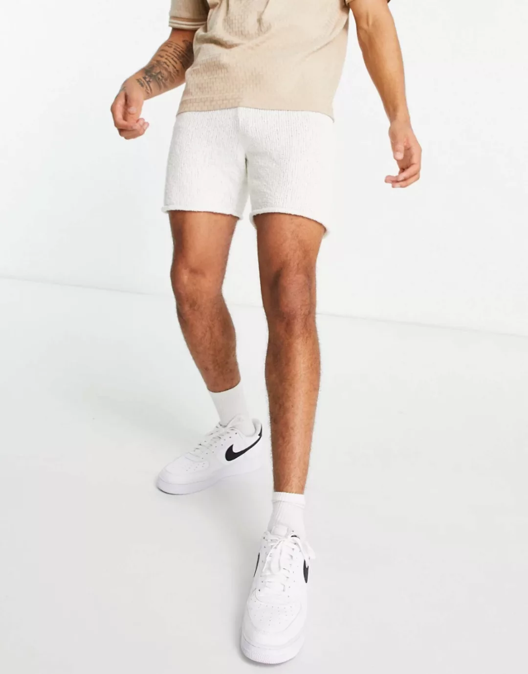ASOS DESIGN – Strukturierte Strick-Shorts in Ecru-Weiß günstig online kaufen