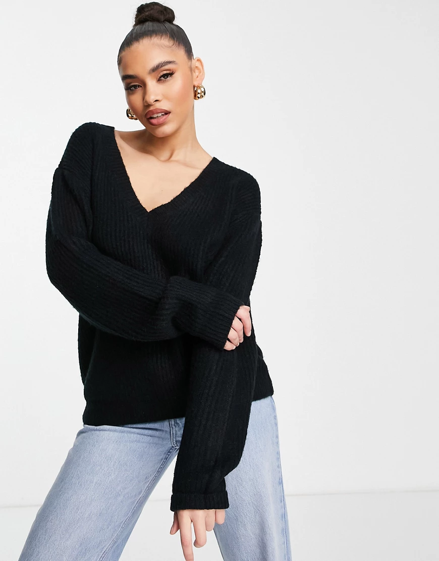 NA-KD – Oversize-Pullover in Schwarz mit V-Ausschnitt günstig online kaufen