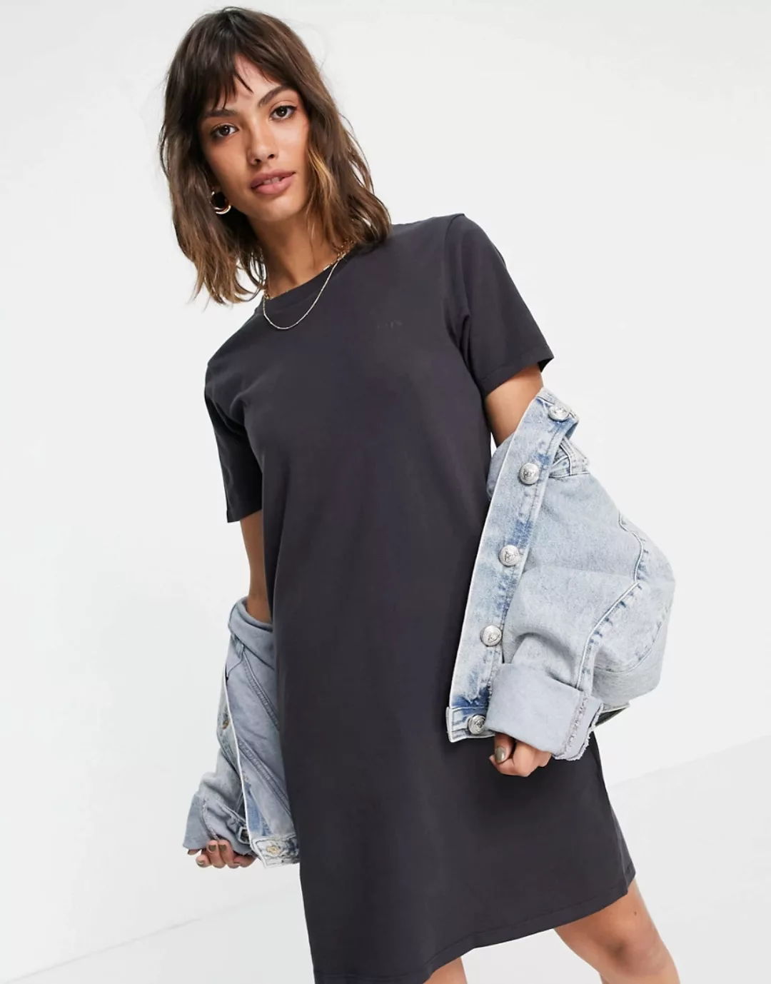 Levi's – T-Shirt-Kleid in Schwarz günstig online kaufen
