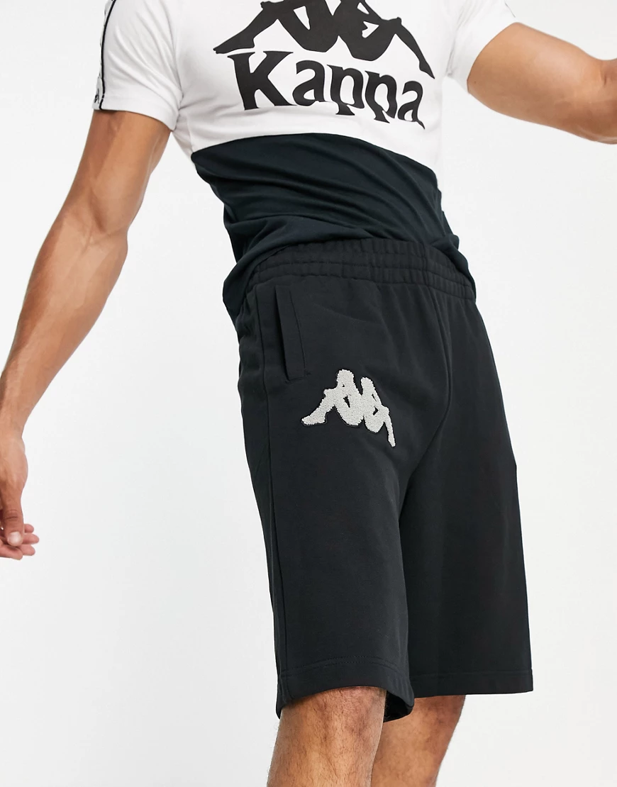 Kappa – Shorts mit großem Logo in Schwarz günstig online kaufen