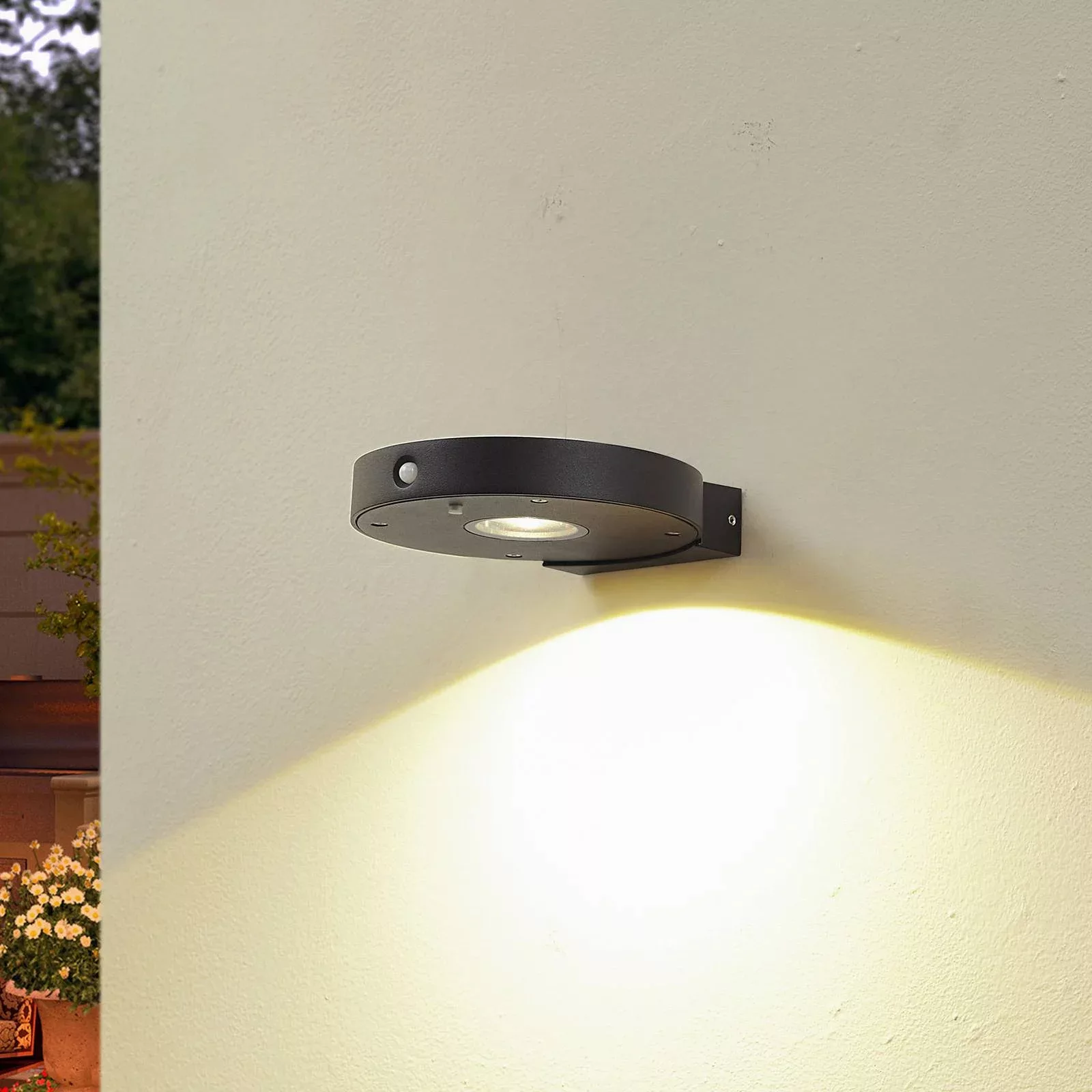 Lucande LED-Solar-Wandleuchte Tavon, rund, schwarz, Sensor günstig online kaufen