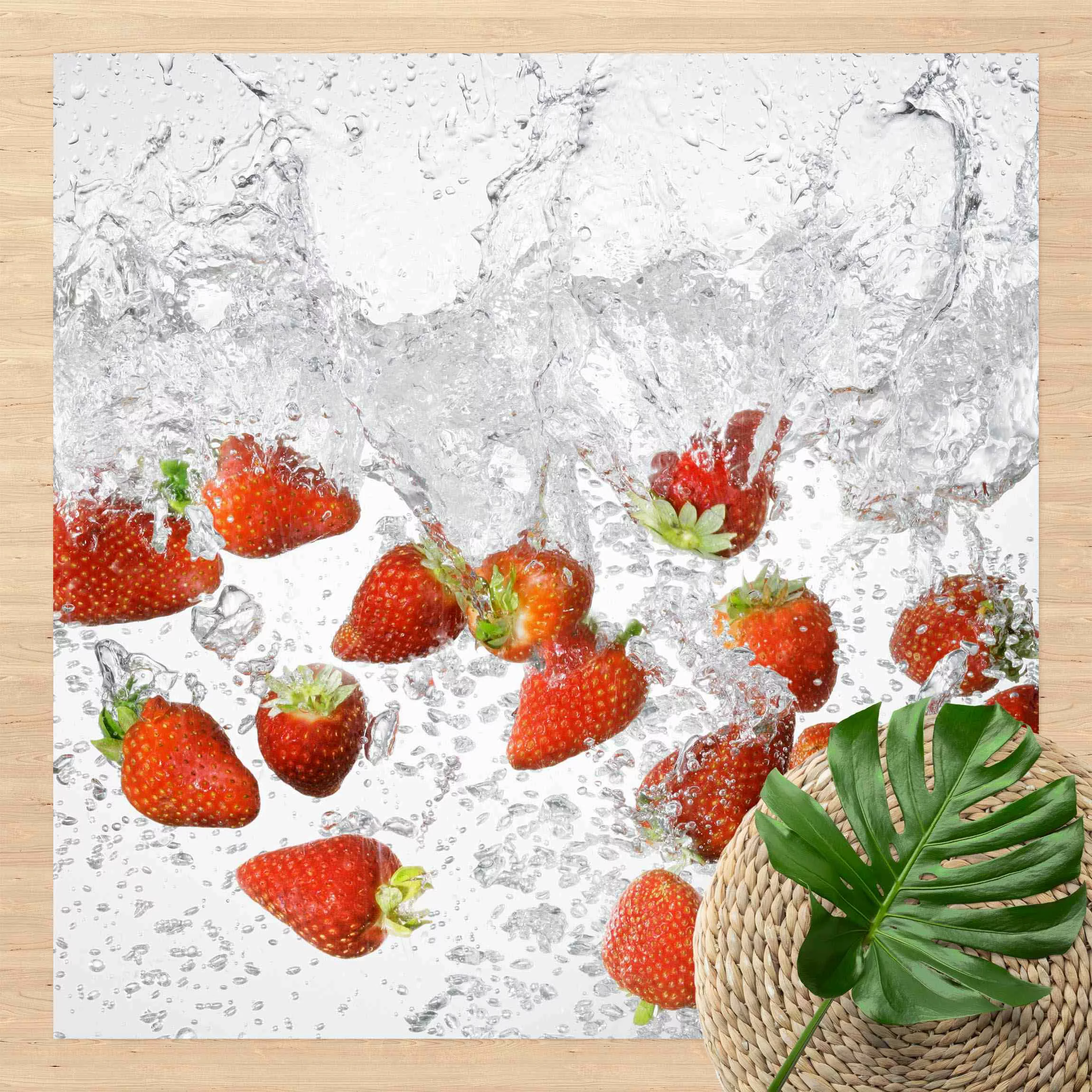 Vinyl-Teppich Frische Erdbeeren im Wasser günstig online kaufen