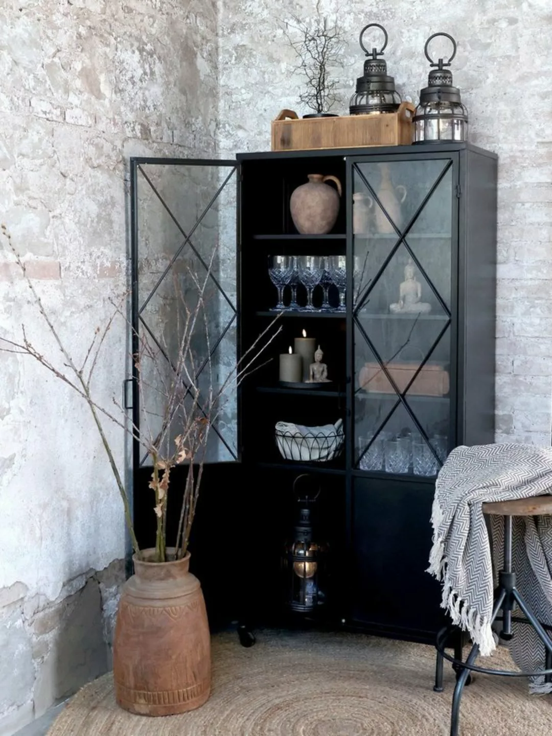 Chic Antique Standvitrine Vitrinenschrank auf Rädern mit Glastüren H160/L76 günstig online kaufen