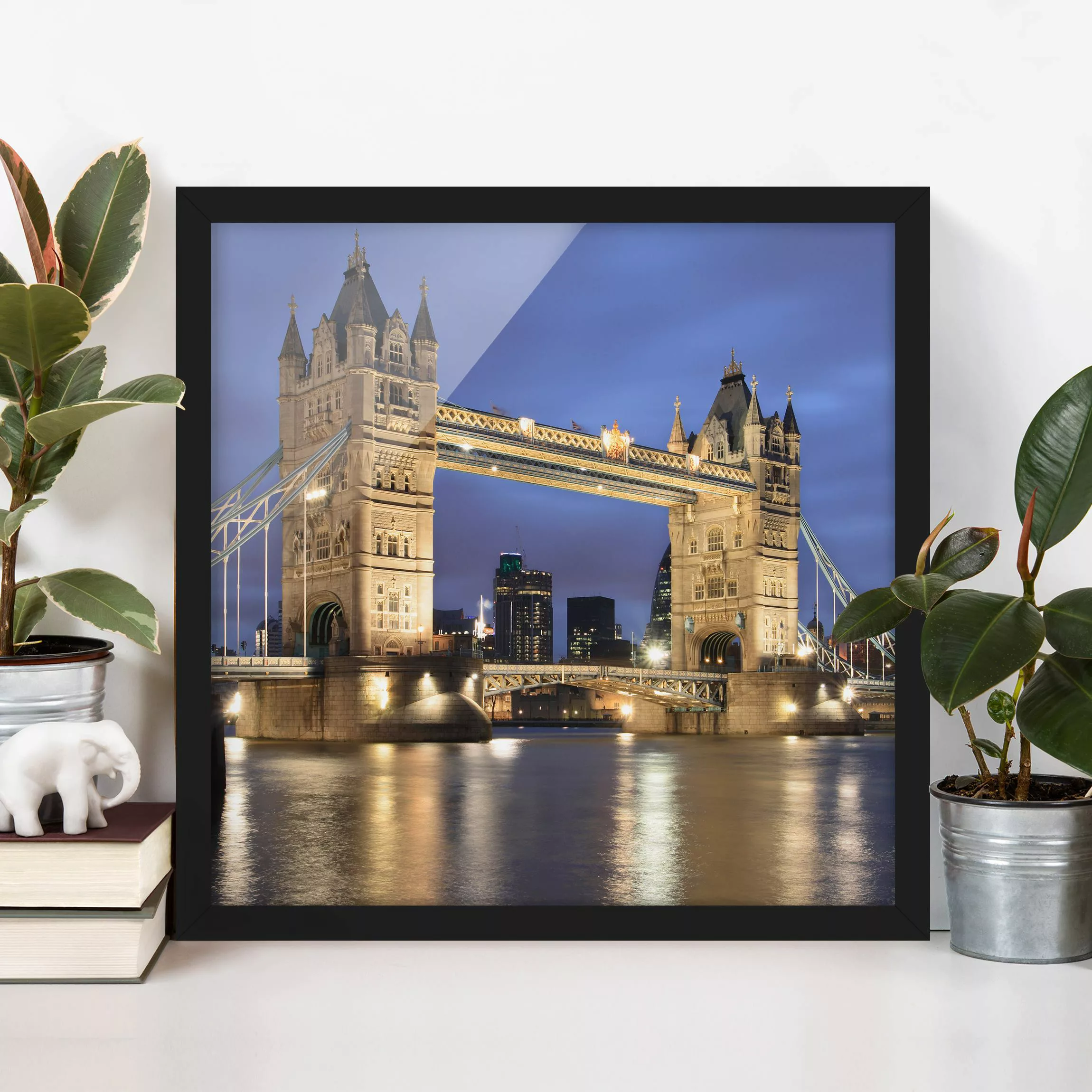 Bild mit Rahmen Architektur & Skyline - Quadrat Tower Brücke bei Nacht günstig online kaufen