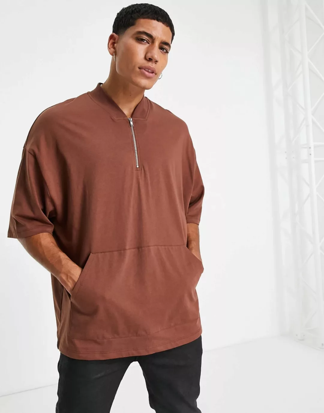 ASOS DESIGN – Oversize-Shirt in Braun mit mittellangen Ärmeln und Tasche-Br günstig online kaufen