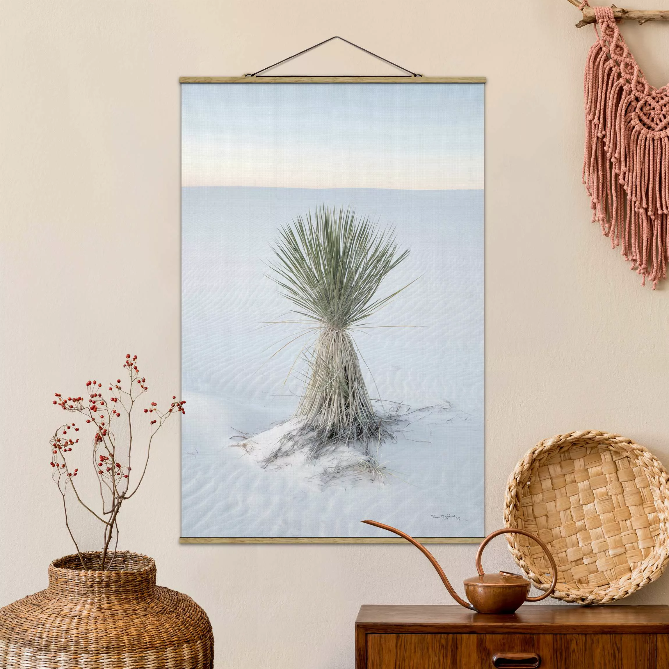 Stoffbild mit Posterleisten Yucca Palme in weißem Sand günstig online kaufen