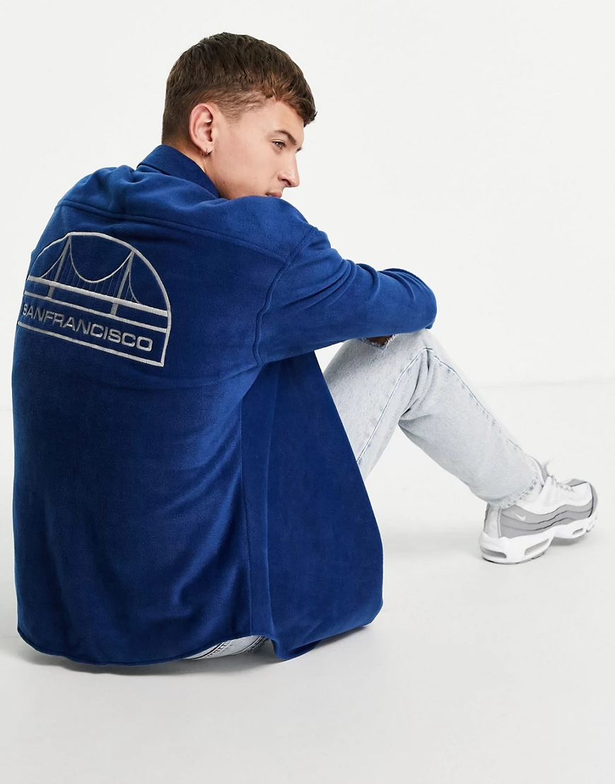 ASOS DESIGN – Oversize-College-Hemd aus Polar-Fleece mit City-Stickerei hin günstig online kaufen