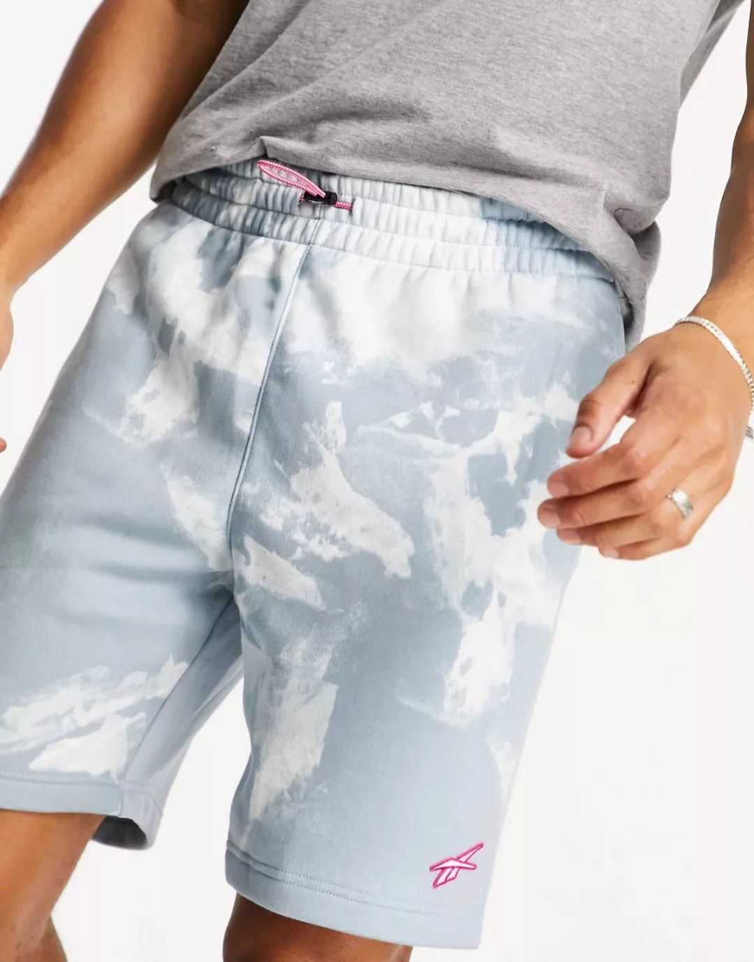 Reebok – Training – Shorts mit Logo und Batikmuster in Grau günstig online kaufen