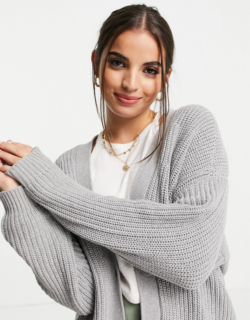 Pimkie – Longline-Strickjacke mit V-Ausschnitt und Knopfleiste vorn in Grau günstig online kaufen