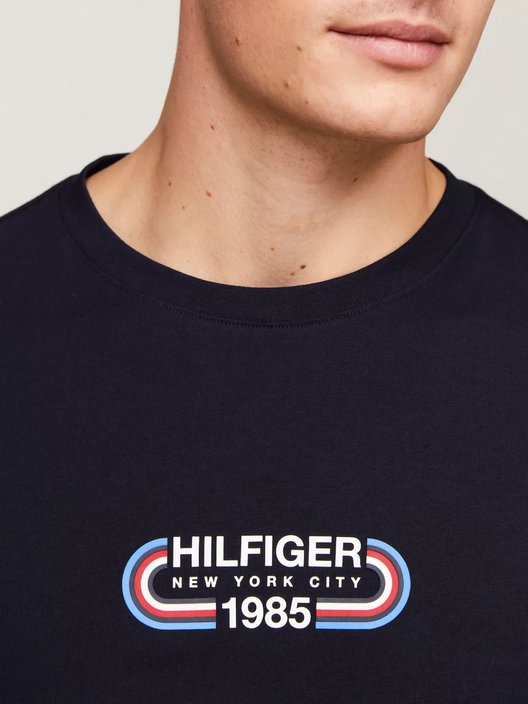 Tommy Hilfiger T-Shirt HILFIGER TRACK GRAPHIC TEE mit grafischem Logo günstig online kaufen