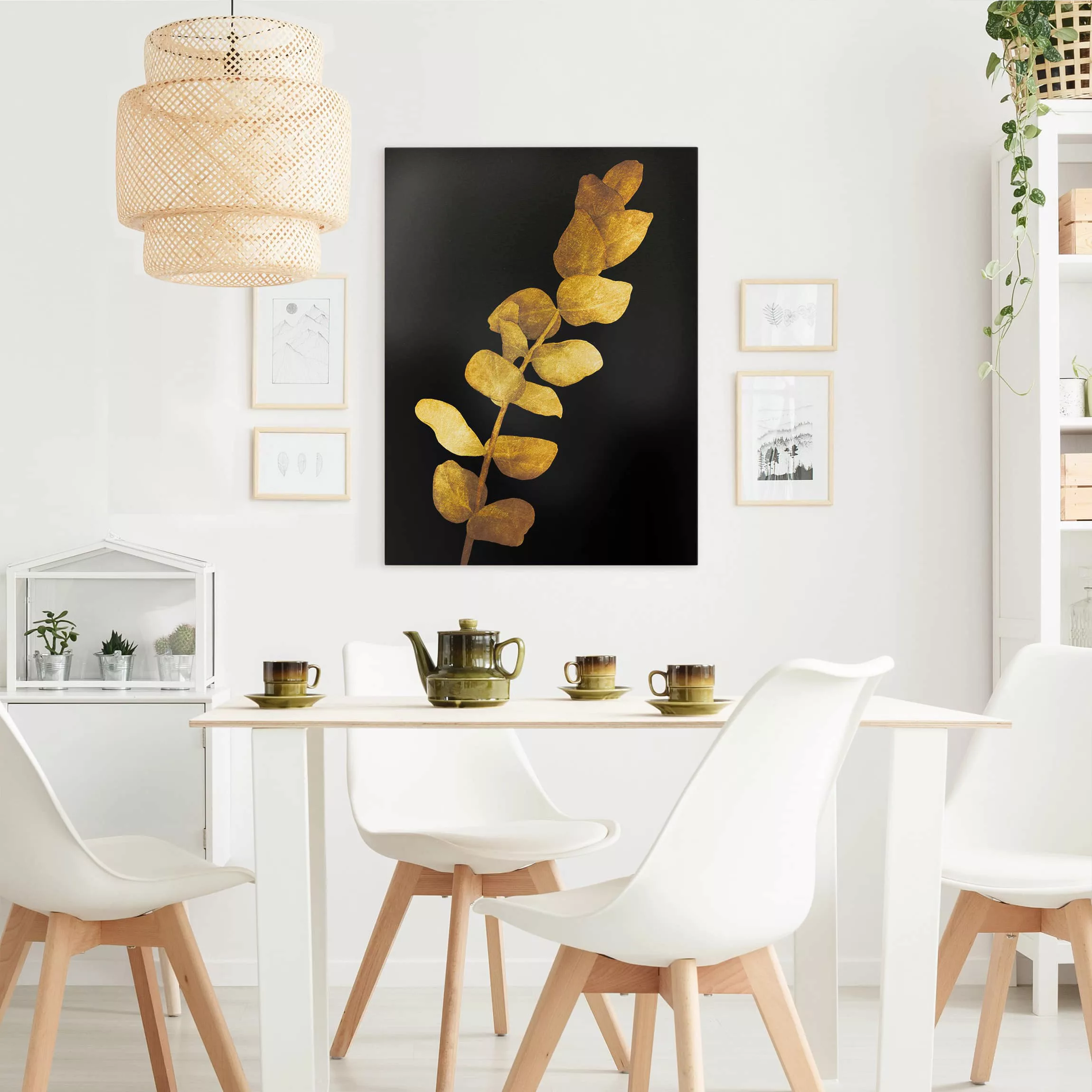 Leinwandbild Blumen - Hochformat Gold - Eukalyptus auf Schwarz günstig online kaufen