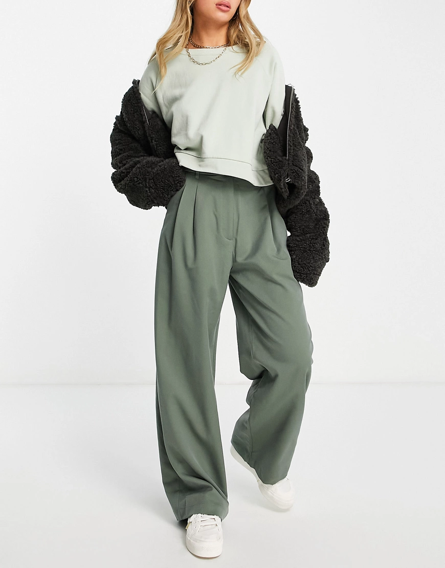 Monki – Hose aus recyceltem Material in Khaki mit geradem Bein-Grün günstig online kaufen