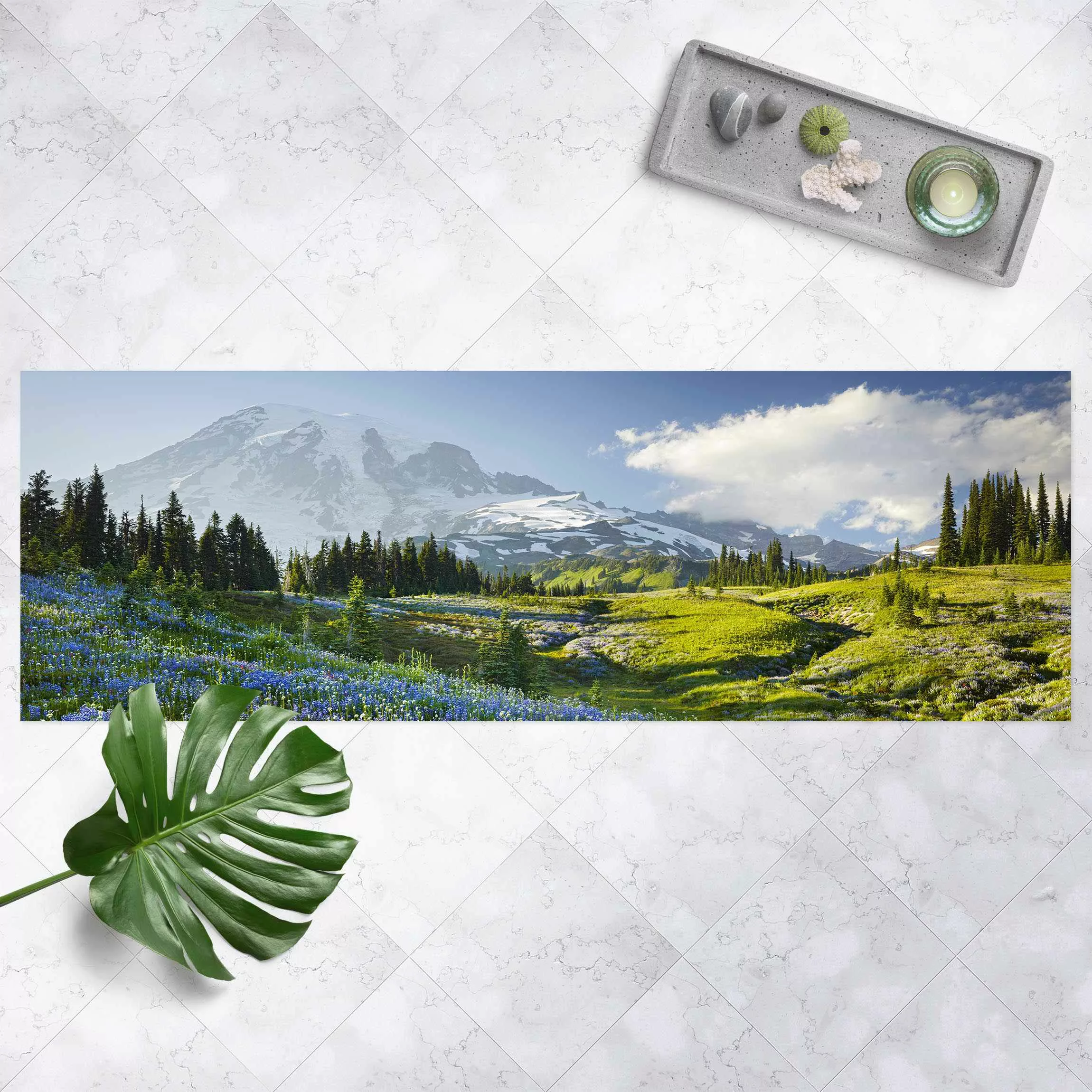 Vinyl-Teppich Bergwiese mit blauen Blumen vor Mt. Rainier günstig online kaufen