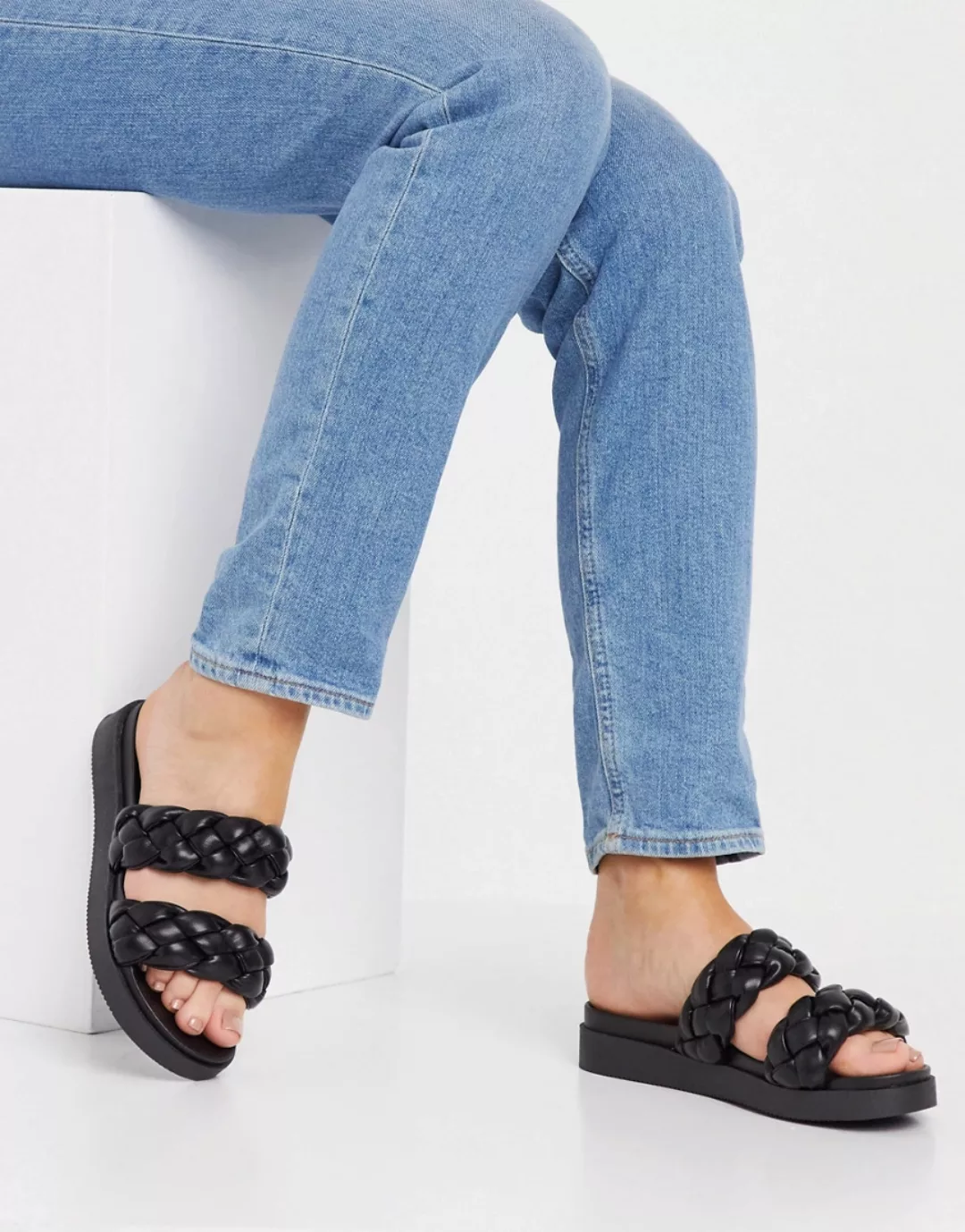 New Look – Flache Sandalen in Schwarz mit geflochtenem Steg und dicker Sohl günstig online kaufen