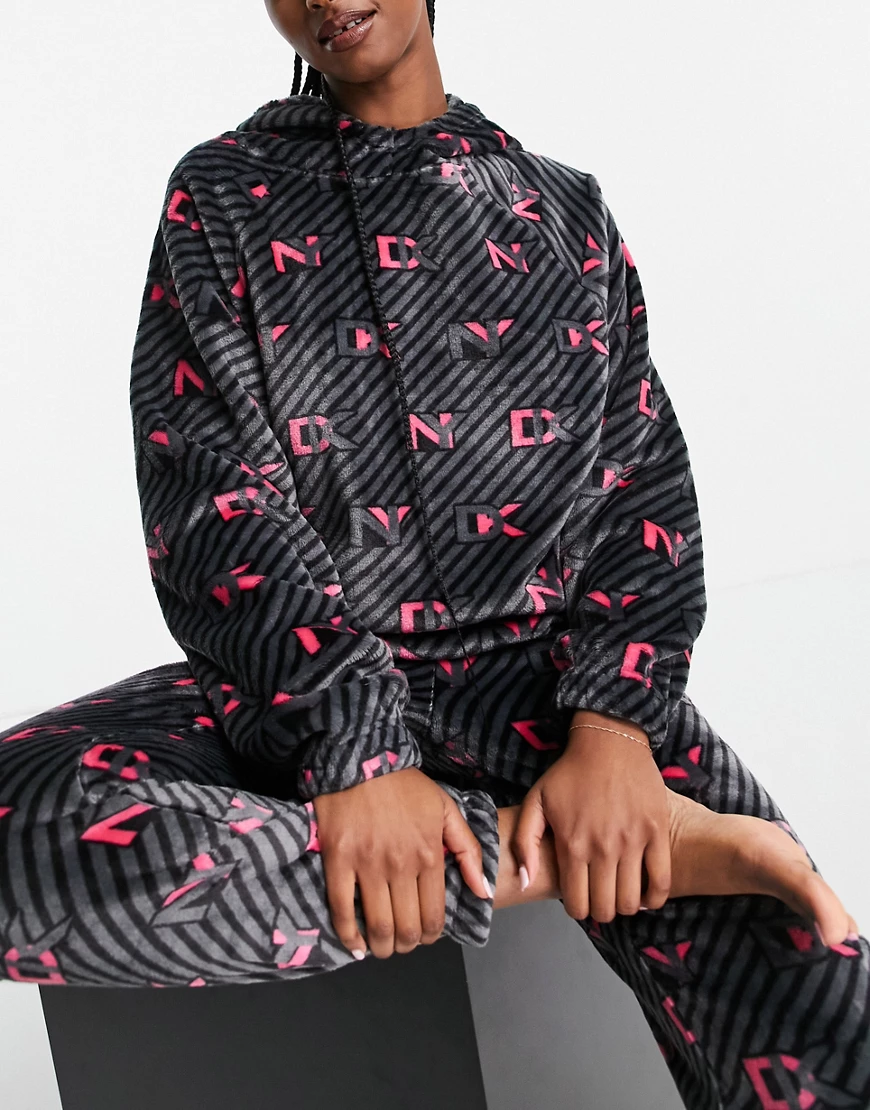 DKNY – Kuscheliges Set mit Kapuzenpullover und Jogginghose aus Teddystoff i günstig online kaufen