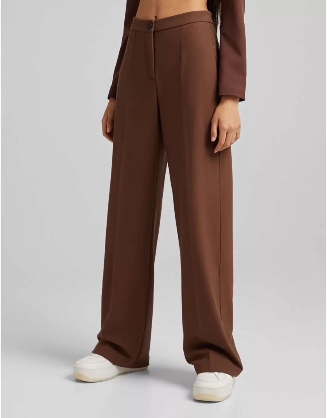 Bershka – Elegante, locker geschnittene Dad-Hose in Braun mit weitem Bein günstig online kaufen
