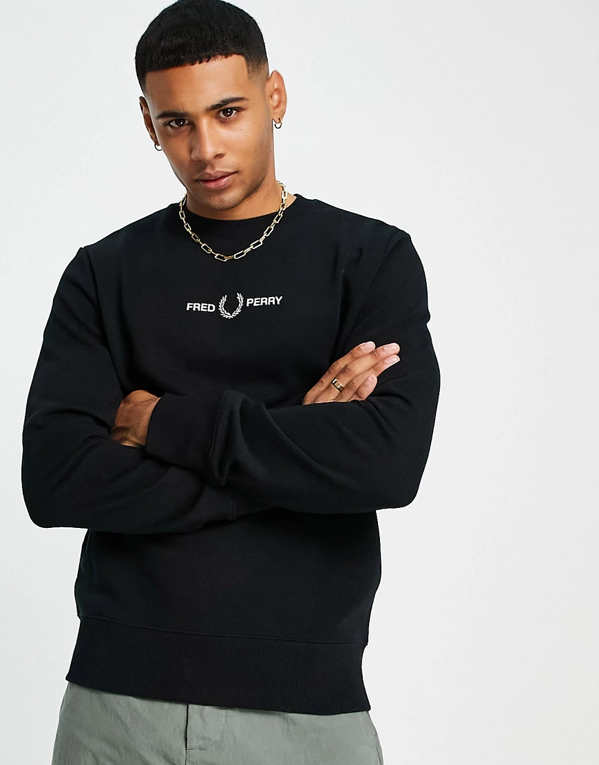 Fred Perry – Sweatshirt in Schwarz mit Stickerei und Rundhalsausschnitt günstig online kaufen