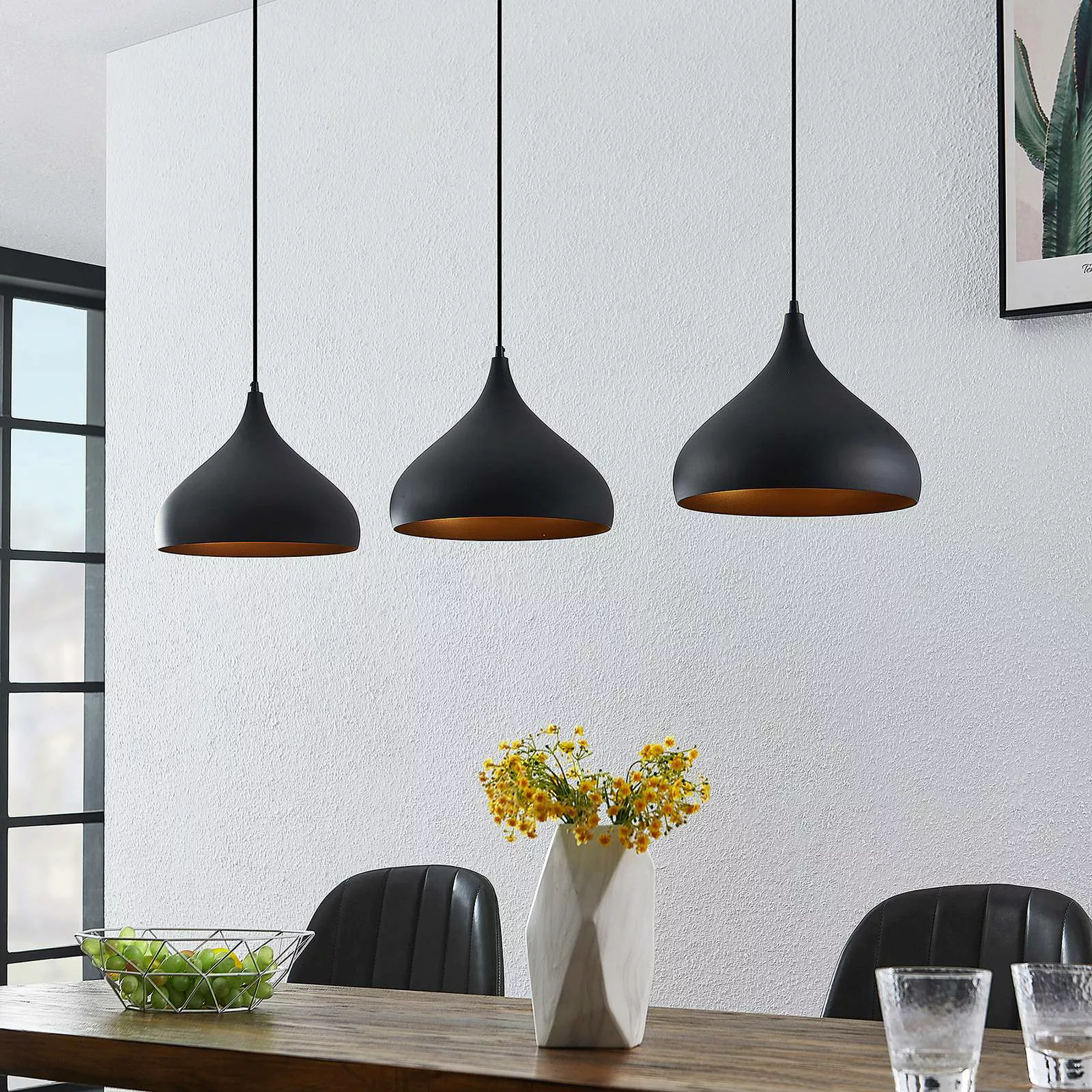 Lindby Pendelleuchte Elamira, schwarz, Metall, 133cm, 3-flg. günstig online kaufen