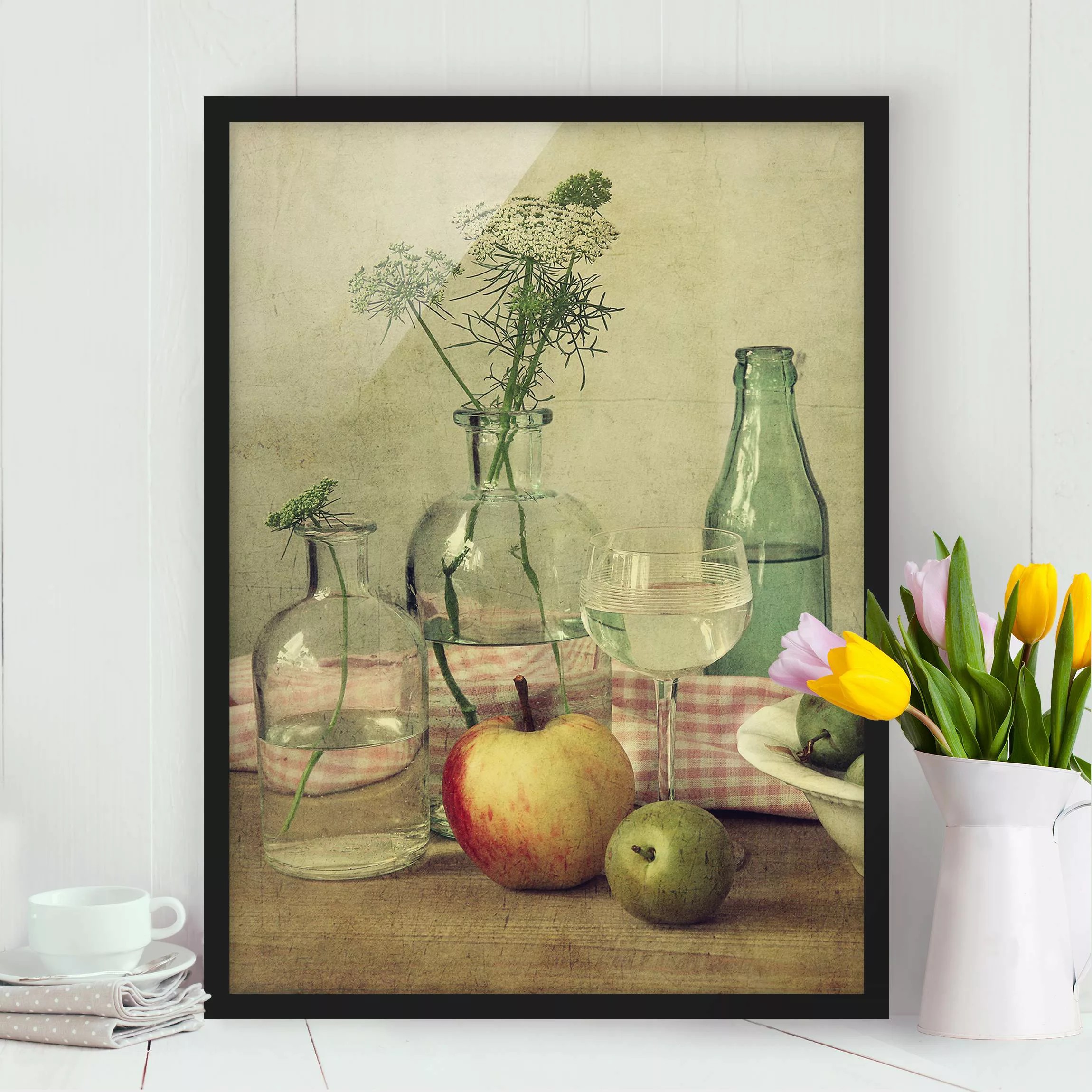 Bild mit Rahmen Küche - Hochformat Stillleben mit Flaschen günstig online kaufen