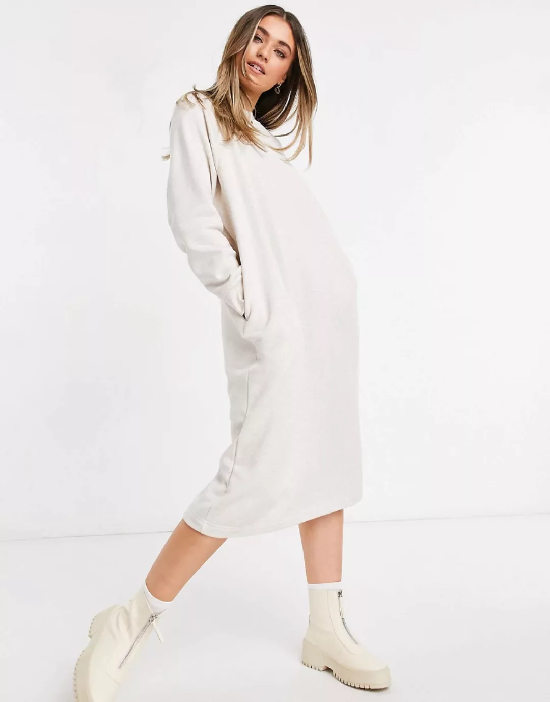 Monki – Ida – Midi-Sweatshirtkleid aus Bio-Baumwollmischung in Grau günstig online kaufen