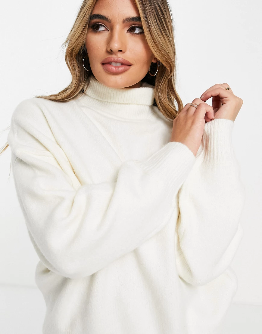ASOS DESIGN – Hochgeschlossener Pullover mit weiten Ärmeln in Cremeweiß günstig online kaufen