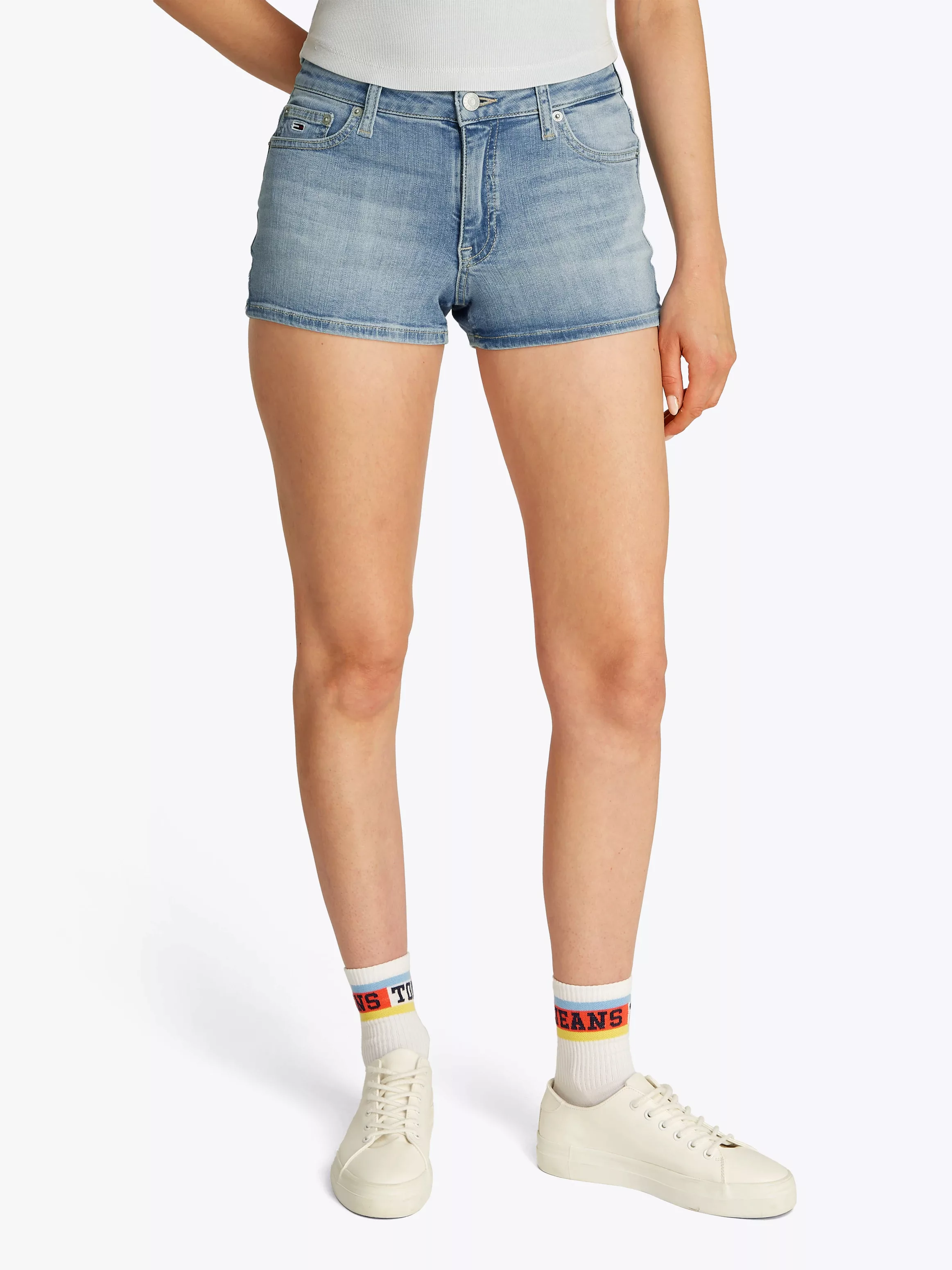 Tommy Jeans Shorts "NORA SHORT BI8219", mit Logo-Bage, in blauer Waschung günstig online kaufen