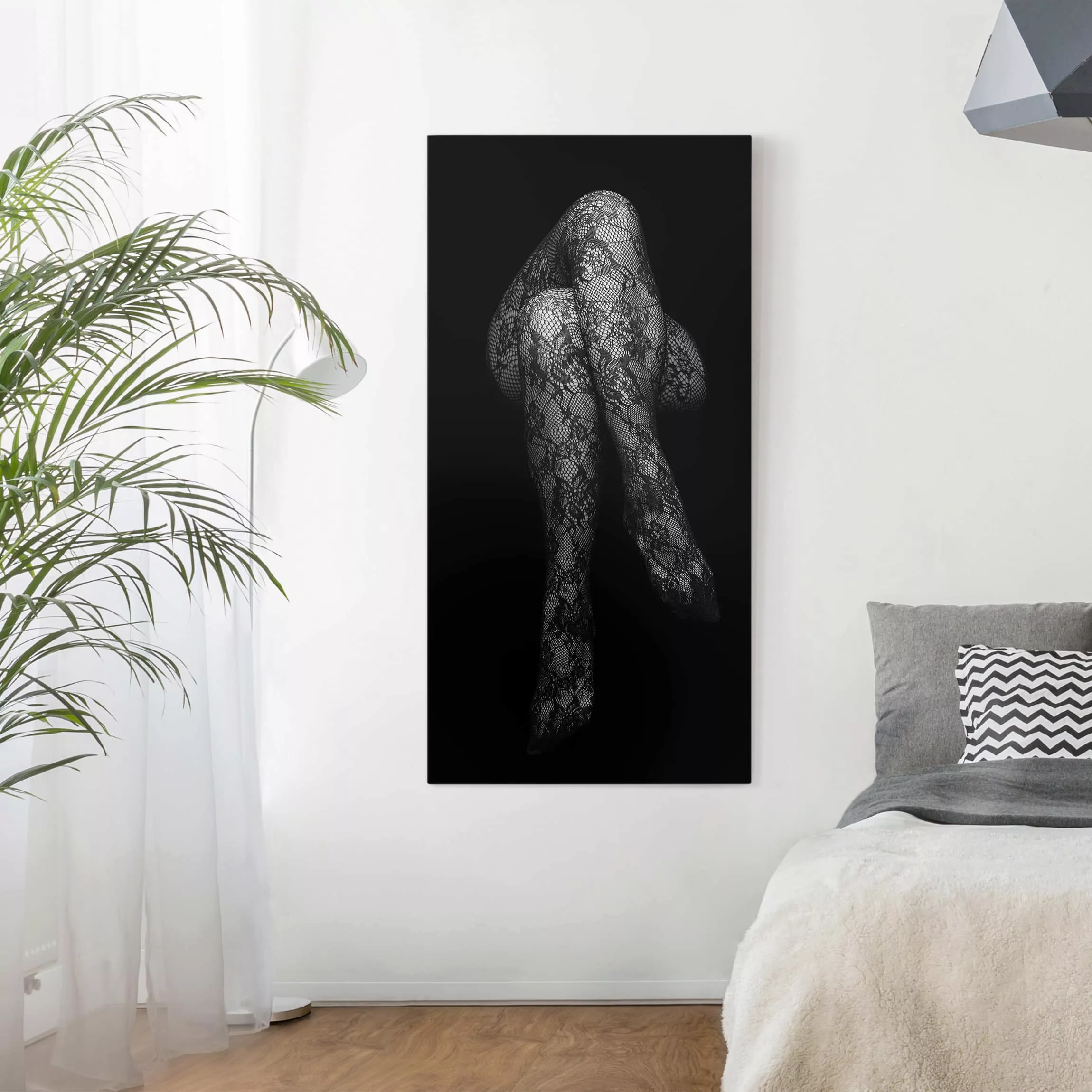 Leinwandbild Schwarz-Weiß - Hochformat Beine in Spitze günstig online kaufen