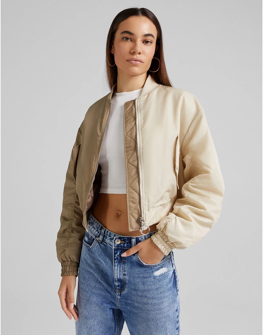 Bershka – Zweifarbige Bomberjacke in Beige und Khaki-Mehrfarbig günstig online kaufen