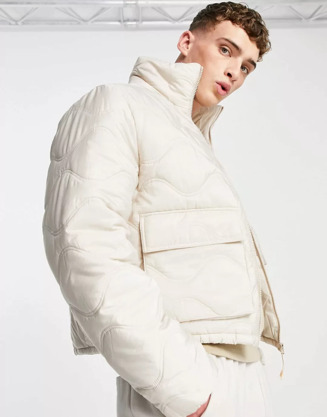 ASOS DESIGN – Wattierte Jacke in Ecru mit Steppmuster und Stehkragen-Weiß günstig online kaufen