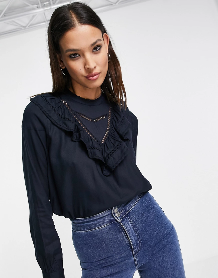 Only – Bluse in Schwarz mit Spitzendetail und Rüschen günstig online kaufen